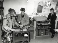402362 Afbeelding van Elline van Eijk, Trijntje Knaapen en Els Doeleman (van links naar rechts) van de drukkerij ...